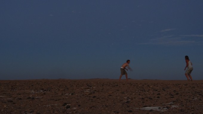 Beach ball tijdens bush camp, Egypte